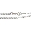 Närbild på Pansarkedja halskedja i sterlingsilver 2.6mm, ett kedjehalsband i sterlingsilver med karbinhake, som visas rakt mot en vit bakgrund.