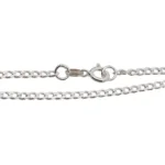 Närbild på Pansarkedja halskedja i sterlingsilver 2.6mm, ett kedjehalsband i sterlingsilver med karbinhake, som visas rakt mot en vit bakgrund.