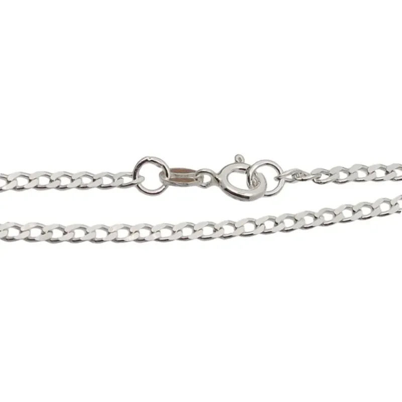 Närbild på Pansarkedja halskedja i sterlingsilver 2.6mm, ett kedjehalsband i sterlingsilver med karbinhake, som visas rakt mot en vit bakgrund.