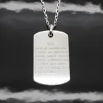 Hängsmycke Bricka AMS 800 i sterlingsilver är en medicinsk ID-bricka i silver på en kedja, graverad för att indikera att bäraren har en AMS 800 urinvägskontroll och för att kontrollera plånboken för mer information.