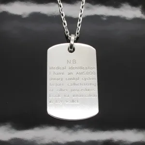 Hängsmycke Bricka AMS 800 i sterlingsilver är en medicinsk ID-bricka i silver på en kedja, graverad för att indikera att bäraren har en AMS 800 urinvägskontroll och för att kontrollera plånboken för mer information.
