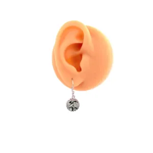 Örhänget Örhänge Krona med porslin - Gröna Anna, med en strukturerad rund berlock, visas på en realistisk köttfärgad öronmodell mot en vit bakgrund.