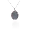 Halsband med handslipad Kalcedon 38x25mm är ett silverhalsband med ett ovalt, handskuret gråblått kalcedonhänge kantat av pärlor, mot en vit bakgrund med en subtil reflektion.