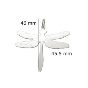 191475049-origpic-bc555d - Fredrix Design & Smyckerian Hängsmycke Trollslända - Kulkedja 45cm" består av en silverfärgad trollslända med graverade vingar, som mäter 46mm bred och 45.5mm hög, mot en vit bakgrund.