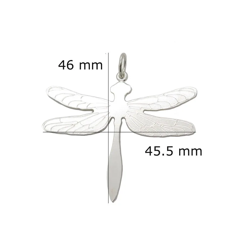 191475049-origpic-bc555d - Fredrix Design & Smyckerian Hängsmycke Trollslända - Kulkedja 45cm" består av en silverfärgad trollslända med graverade vingar, som mäter 46mm bred och 45.5mm hög, mot en vit bakgrund.