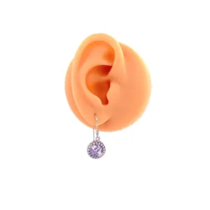 En realistisk modell av ett mänskligt öra visar Örhänge Krona med porslin - Lila Fasan: ett silverfärgat örhänge med krok och ett runt, lila och vitt marmorerat hänge, mot en vit bakgrund.