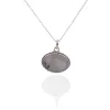 Ett silverhalsband med namnet "Halsband med handslipad Kalcedon" har ett runt hänge med en handpolerad kalcedonsten med mjuka grå och beige ådringar, som visas på en reflekterande vit yta.