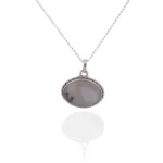Ett silverhalsband med namnet "Halsband med handslipad Kalcedon" har ett runt hänge med en handpolerad kalcedonsten med mjuka grå och beige ådringar, som visas på en reflekterande vit yta.