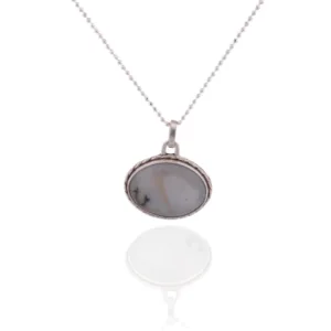 Ett silverhalsband med namnet "Halsband med handslipad Kalcedon" har ett runt hänge med en handpolerad kalcedonsten med mjuka grå och beige ådringar, som visas på en reflekterande vit yta.