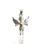 Silverberlock Ängel 17,5 mm är ett silverhänge format som en ängel med utsträckta vingar, hängande i en ögla mot en vit bakgrund.