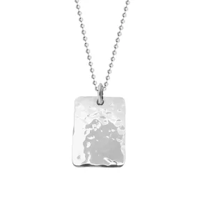 Kulkedja 2mm Halskedja 50-60cm är ett silverhalsband med ett rektangulärt, hamrat metallhänge på en kulkedja, som visas mot en vit bakgrund.