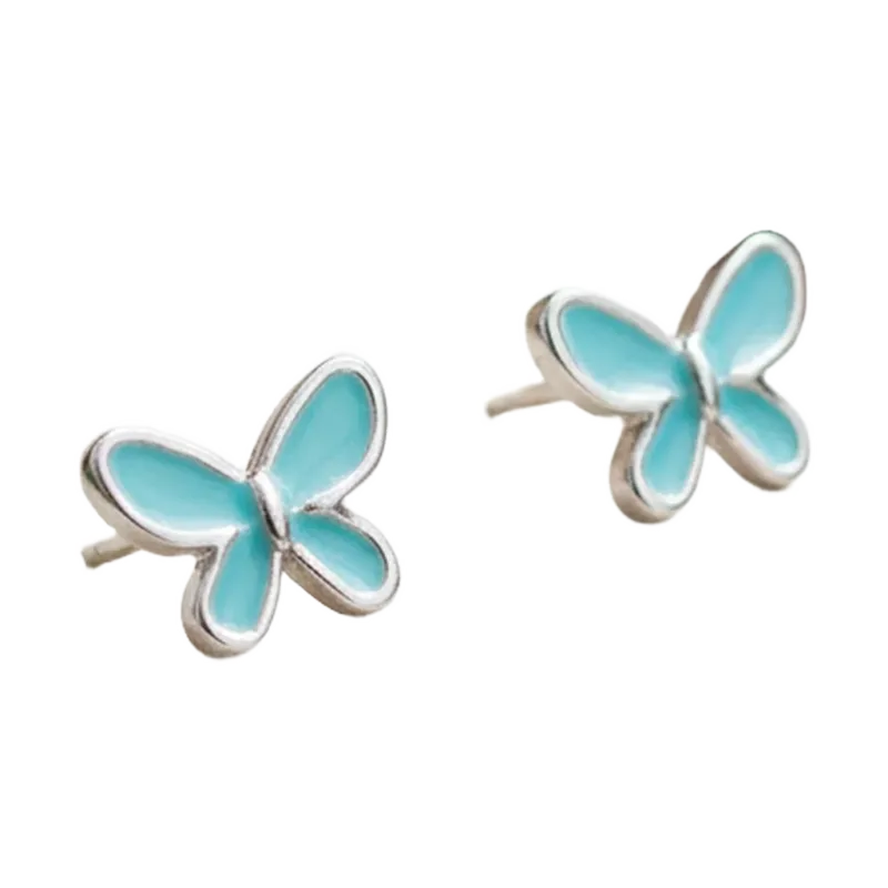 Ett par stiftörhängen formade som fjärilar med turkosblå vingar infattade i silver.