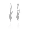 Örhängen Gotland i sterlingsilver - silverfärgade örhängen med hängen formade som Gotlands konturer, hängande i enkla krokar mot vit bakgrund.