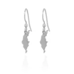 Örhängen Gotland i sterlingsilver - silverfärgade örhängen med hängen formade som Gotlands konturer, hängande i enkla krokar mot vit bakgrund.