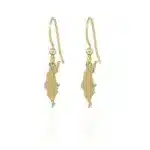 Örhängen i sterlingsilver, Örhänge Gotland, formade som en stiliserad landmassa och hängande i enkla krokar, mot en vit bakgrund.