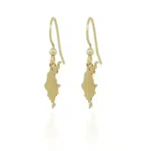 Örhängen i sterlingsilver, Örhänge Gotland, formade som en stiliserad landmassa och hängande i enkla krokar, mot en vit bakgrund.