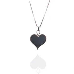 Handgjort Silverhjärta 27x15mm är ett silverhalsband med ett svart hjärtformat hänge med en slät finish, som visas mot en vit bakgrund. Silverkedjan skapar en subtil reflektion under hänget.