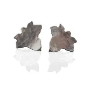 Silverberlock Handgjort Halsband Murgröna har en asymmetrisk, abstrakt design i silver med en hamrad textur, som visas på en vit bakgrund med en subtil reflektion.