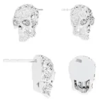 Fyra vyer av Örhänge med stift - Dödskalle, ett silverörhänge i form av en utsmyckad sockerskalle med graverade blommönster. Örhänget är synligt från sidan och bakifrån.