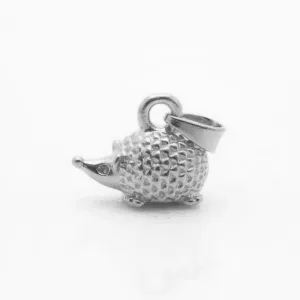 Silverberlock Igelkott 14mm är en liten, silverfärgad, strukturerad igelkottsformad berlock med en spetsig nos, små fötter och en ögla på toppen för att fästa på ett halsband eller armband.
