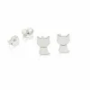 Örhänge med stift - Katt: Silverfärgade kattformade örhängen, både fram- och baksida synliga mot vit bakgrund.
