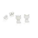 Örhänge med stift - Katt: Silverfärgade kattformade örhängen, både fram- och baksida synliga mot vit bakgrund.