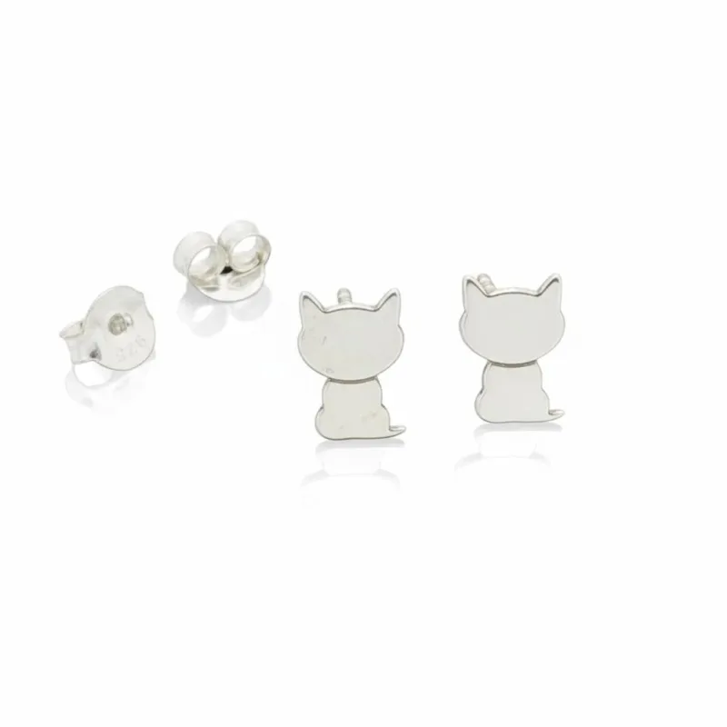 Örhänge med stift - Katt: Silverfärgade kattformade örhängen, både fram- och baksida synliga mot vit bakgrund.