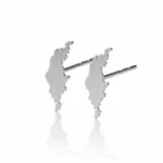 Ett par Örhänge med Stift - Gotland silverörhängen, med abstrakta taggiga silhuetter, som visas mot en vit bakgrund med en subtil reflektion nedanför.