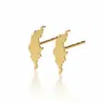 Ett par Örhänge med Stift - Gotland guldörhängen, formade som Gotlands kartskiss, mot en vit bakgrund.