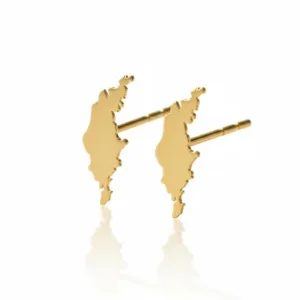 Ett par Örhänge med Stift - Gotland guldörhängen, formade som Gotlands kartskiss, mot en vit bakgrund.