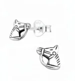 Örhänge med stift - Hästhuvud: Ett par silverfärgade hästhuvudformade örhängen med graverade detaljer, bridel och 925-stämpel för sterlingsilver samt fjärilsbakstycke.