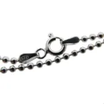 Närbild av Kulkedja 2mm Halskedja 50-60cm, ett pärlhalsband i polerat sterlingsilver med fjäderringlås och 925-stämplad tagg. De reflekterande pärlorna ger en elegant touch.