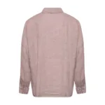 GIA Linneskjorta är en ljuslila långärmad linneskjorta med uppslagen krage, avslappnad rak passform och knäppta manschetter, här bakifrån.