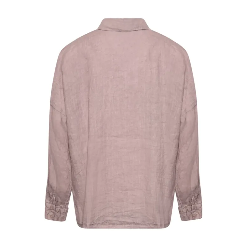 GIA Linneskjorta är en ljuslila långärmad linneskjorta med uppslagen krage, avslappnad rak passform och knäppta manschetter, här bakifrån.