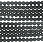 Rader av blanka, runda Svart rund onyx eller agat-pärlor (4-10 mm) är tätt placerade i ett snyggt, horisontellt mönster mot en vit bakgrund.