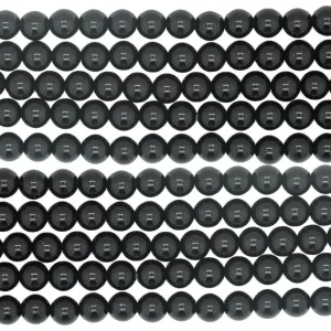 Rader av blanka, runda Svart rund onyx eller agat-pärlor (4-10 mm) är tätt placerade i ett snyggt, horisontellt mönster mot en vit bakgrund.