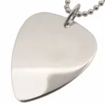 Silverplektrum Handgjort Halsband har ett silverglänsande gitarrplektrumformat hänge som hänger från ett metalliskt kulkedjehalsband mot en vit bakgrund.