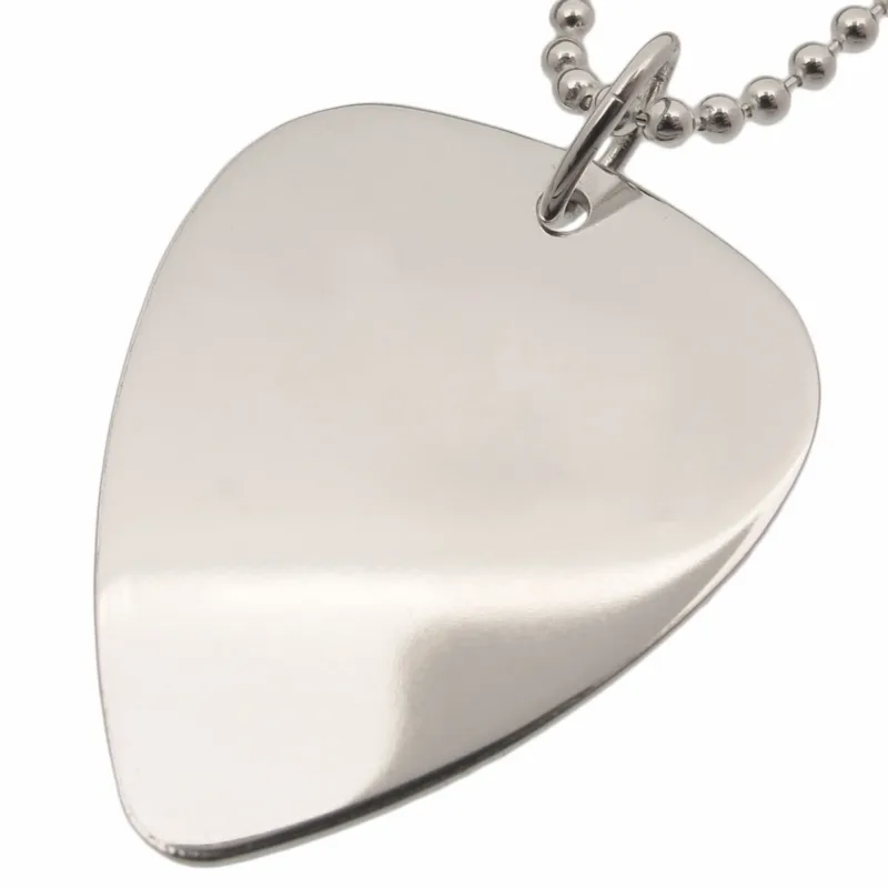Silverplektrum Handgjort Halsband har ett silverglänsande gitarrplektrumformat hänge som hänger från ett metalliskt kulkedjehalsband mot en vit bakgrund.