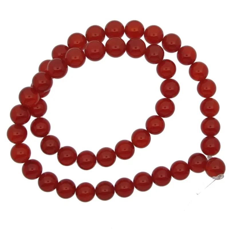 Ett pärlband av Karneol rund ädelsten enfärg 4-6mm runda, polerade röda pärlor är arrangerade i en lös spiral mot en vit bakgrund.