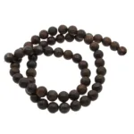 En sträng med Bronsit rund ädelsten 6mm runda, mörkbruna pärlor är arrangerad i en lös spiral mot en vit bakgrund.