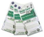 Tre förpackningar Griffin Bead Cord i vit färg, märkta High Performance och No. 2, 0,45 mm, används för att trä pärlor och pärlor. Varje förpackning innehåller tråd med en nål på.