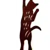 Klättrande katt plåtdekor för armeringsnät: En siluett i rostbrun metall föreställande en katt som sträcker sig med framtassarna uppåt, mot vit bakgrund.