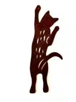Klättrande katt plåtdekor för armeringsnät: En siluett i rostbrun metall föreställande en katt som sträcker sig med framtassarna uppåt, mot vit bakgrund.