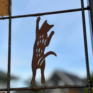 Klättrande kattdekoration i metall