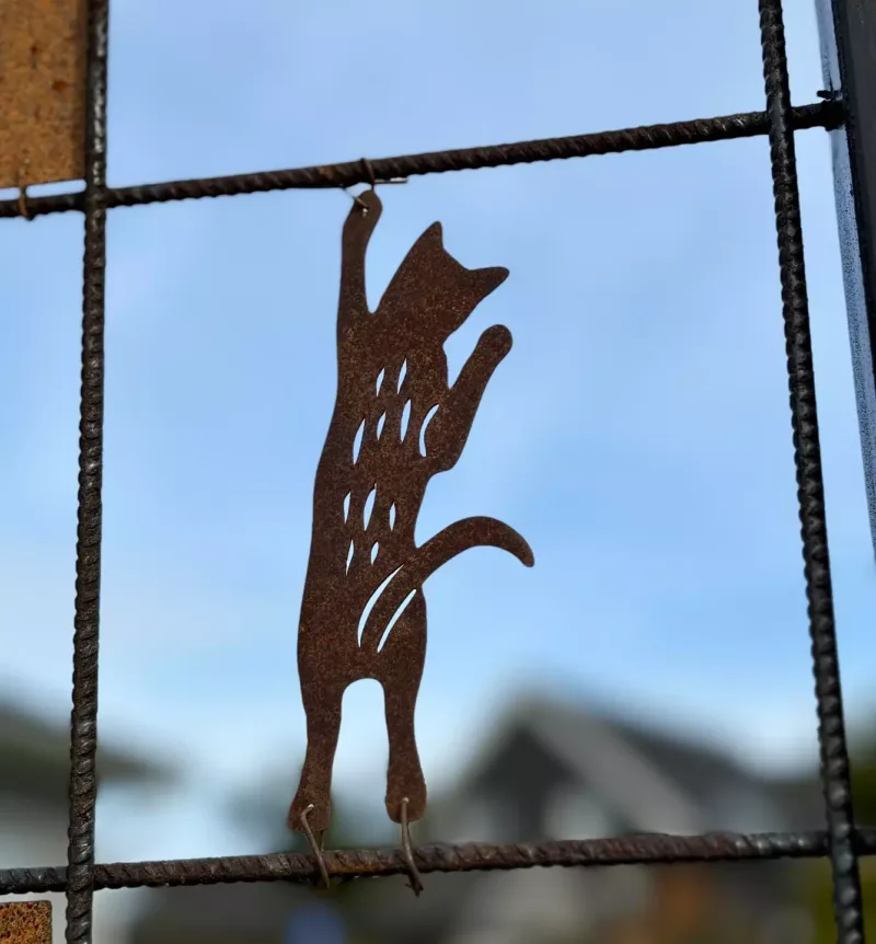Klättrande kattdekoration i metall