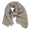 En ljusbrun, löst vävd scarf med fransiga kanter, arrangerad i spiralform mot en vit bakgrund.