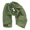 En löst vikt, lättviktig grön scarf med en lätt strukturerad yta och fransiga kanter, mot en vit bakgrund.