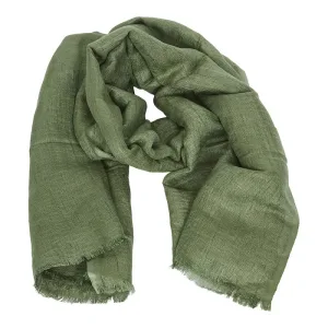 En löst vikt, lättviktig grön scarf med en lätt strukturerad yta och fransiga kanter, mot en vit bakgrund.
