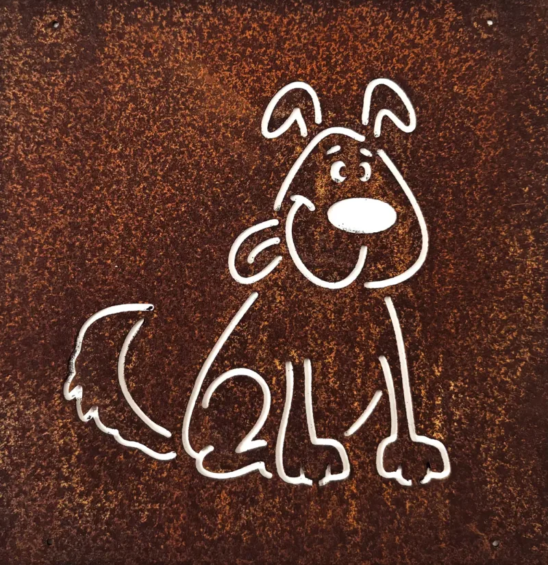 En enkel vit linjeteckning av en glad tecknad hund med hängande öron och en viftande svans pryder den rostbruna Hund dekorplåt för armeringsnät 14x14cm.