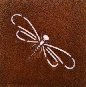 En metallplåt kallad "Hund dekorplåt för armeringsnät 14x14cm" har en utskuren hundsilhuett på en rostbrun yta, vilket gör att ljuset kan lysa genom den hundformade öppningen.